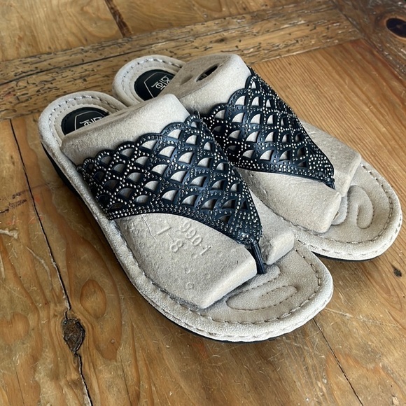 New Berkley Jensen Black Thong Wedge Slip On Sandal Chainmail Sparkle 7 - Picture 2 of 13